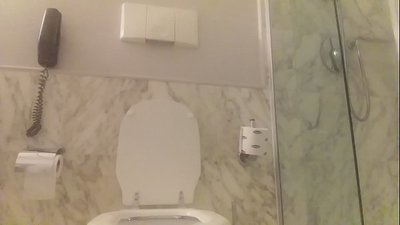 ایک سرخ بالوں والی کے ساتھ باتھ ٹب میں.