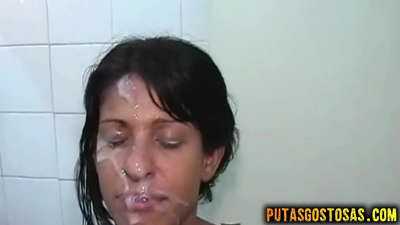 نوجوان brunette اس کے چہرے پر کم حاصل کرنے سے پہلے زبانی اور مقعد جنسی تعلق تھا