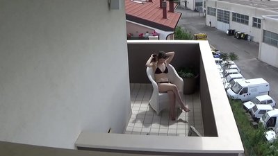 بالکونی میں مشت زنی کرنے والے میرے نوجوان روم میٹ کی جاسوسی کرنا